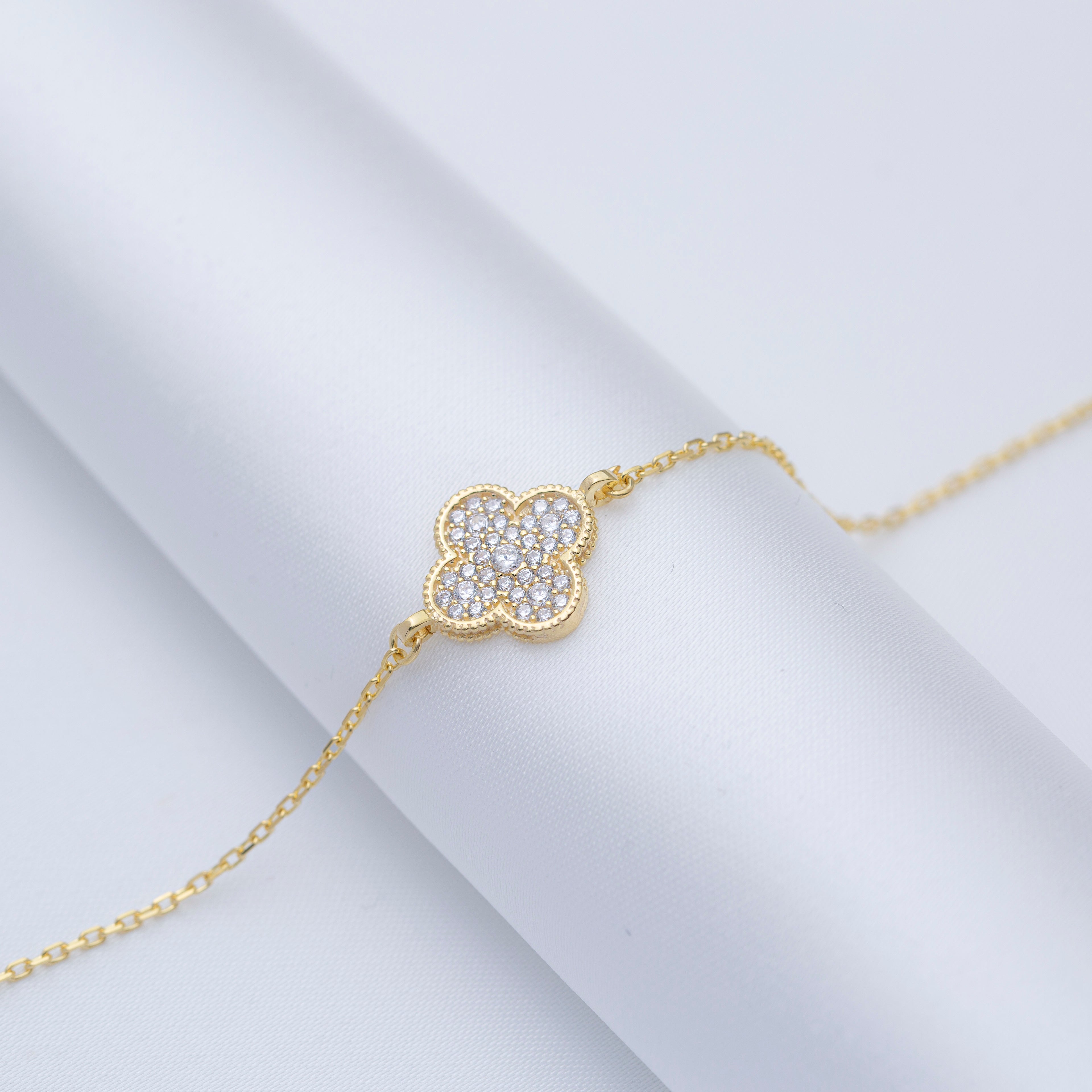 Bracelet avec trèfle et zirconium