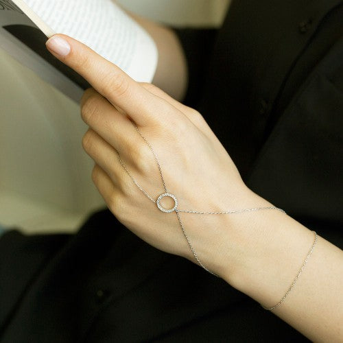 Bracelet de main avec anneau en zirconium